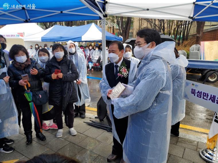 성동역사문화연구회가 구청장으로부터 감사패를 받았다.