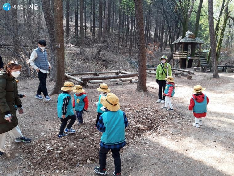 아이들이 낙엽위에서 낙엽밟기를 체험하고 있다. 