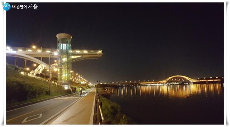 서울식물원 보행육교 전망대와 방화대교 야경 ⓒ최용수