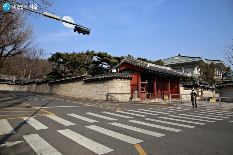 무궁화동산에서 길을 건너면 칠궁이다. 외삼문 뒤로 청와대 영빈관이 보인다.  