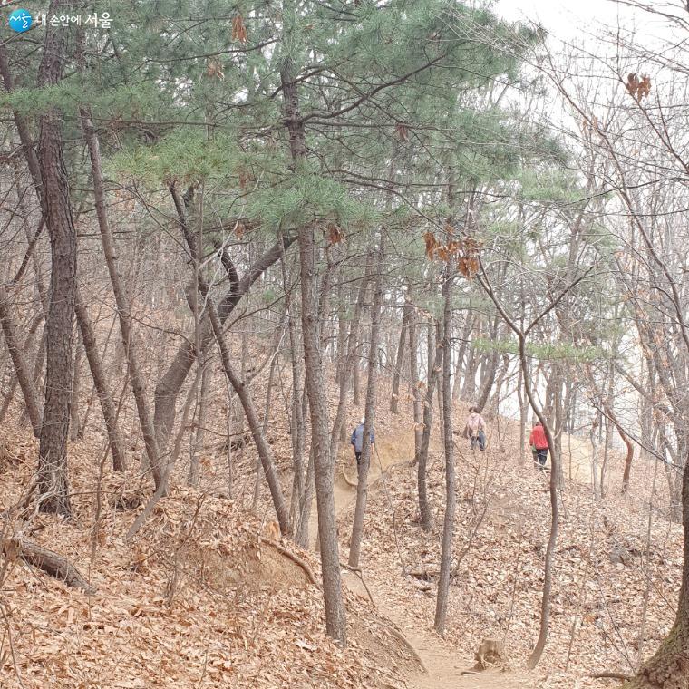 날씨가 좋은 봄날이 되면서 등산객들이 많아지고 있다. 