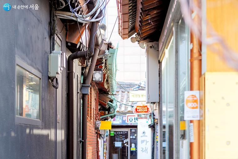 익선동에는 레트로하면서 감각적인 식당, 카페, 술집이 참 많다ⓒ문청야