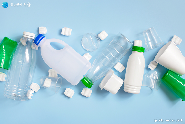 플라스틱 쓰레기가 현대 사회의 심각한 문제로 대두되고 있다