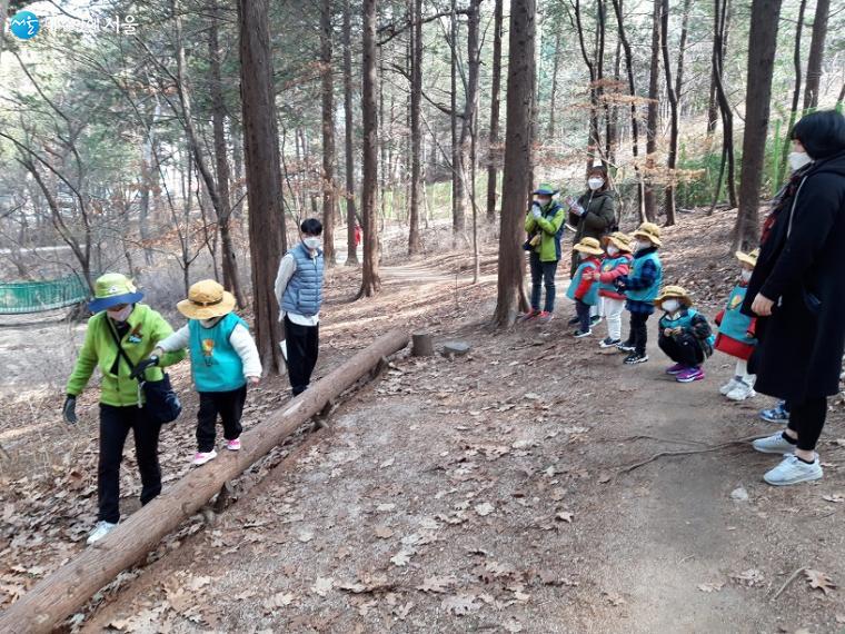 삼태기숲에서 관내 유치원 어린이를 대상으로 숲해설을 하고 있다.  