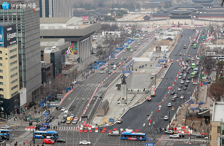 3월 6일 0시부터 광화문광장 동측도로 양방향통행이 시행됨에 따라 서울시가 종합교통대책을 추진한다. 사진은 5일 오전 작업 중인 광화문광장