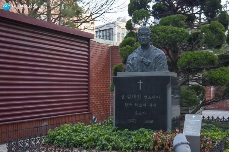 ﻿명동성당은 1845년 귀국한 김대건 신부가 활동하던 곳이기도 하다.