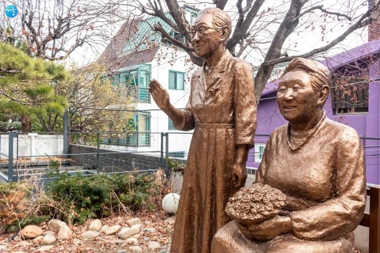 박물관 뜰에서 볼 수 있는 故 김복동 / 길원옥 할머니의 동상 ⓒ남혁진