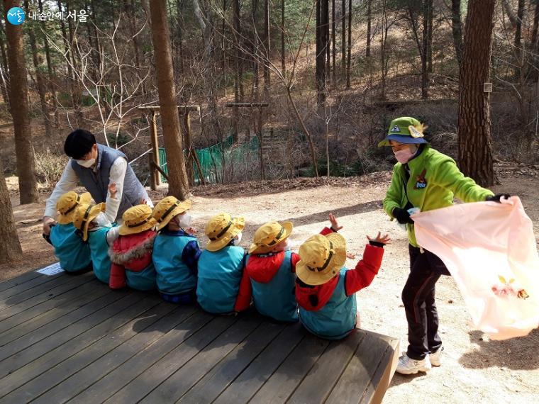 숲해설가들이 봄바람을 불러 일으키는 모습