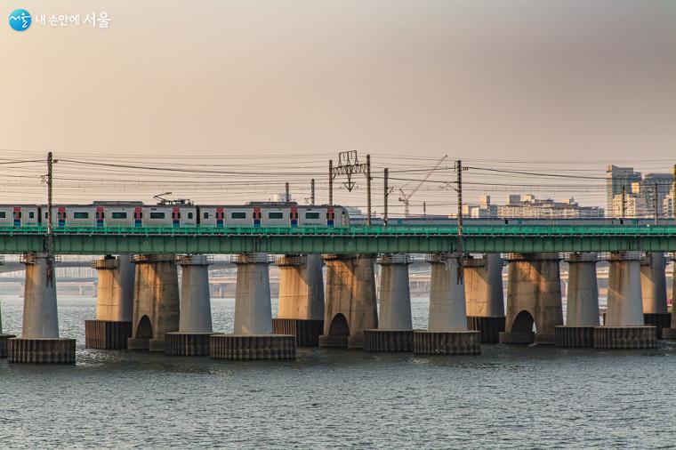 전철과 KTX 열차가 교차하는 한강철교 풍경