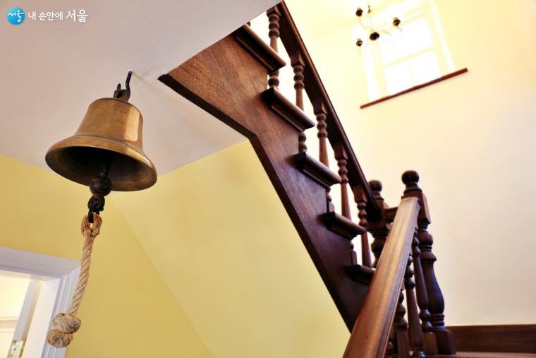 딜쿠샤 1923,  앨버트 와일더 테일러 가옥  2층 계단 아래 설치된 하인을 부르는 종 ⓒ이재몽