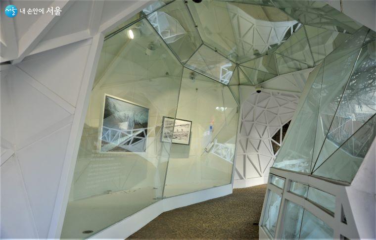 터널처럼 생긴 미술관 ‘둥지’ 내부에서는 입체적으로 전시된 작품을 감상할 수 있다. 작가 한성필의 작품이 전시되고 있다 ⓒ조수봉