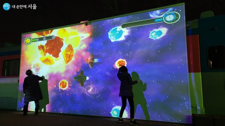 노원불빛정원에서 애니메이션 게임을 즐기는 시민들