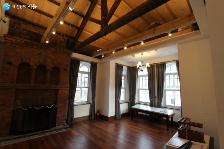 2층 딜쿠샤의 복원실에서는 딜쿠샤의 탄생과정과 건축적 특성을 확인할 수 있다.