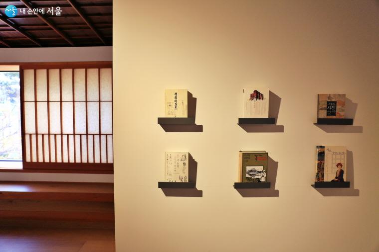 2층 전시실에는 서울과 관련된 서적들이 있어 읽어볼 수 있다   ⓒ이재몽