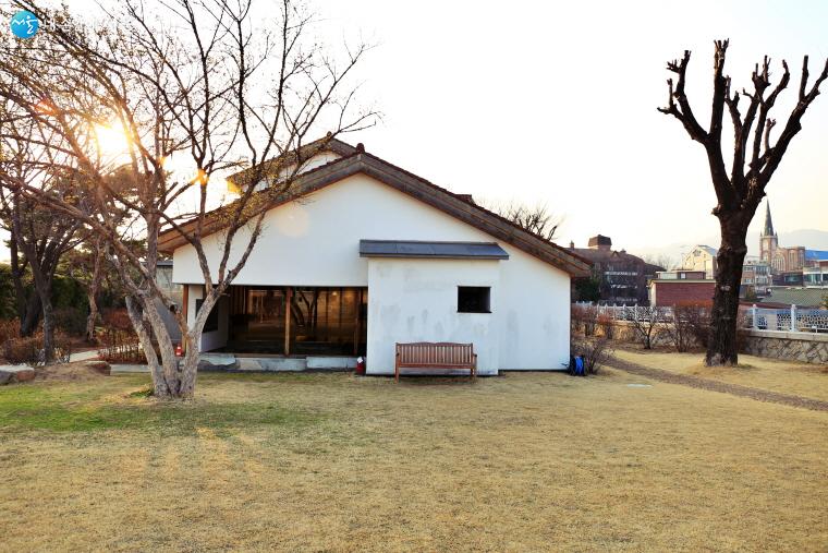 한양도성이 담장처럼 둘러진 전시관 뒷마당    ⓒ이재몽