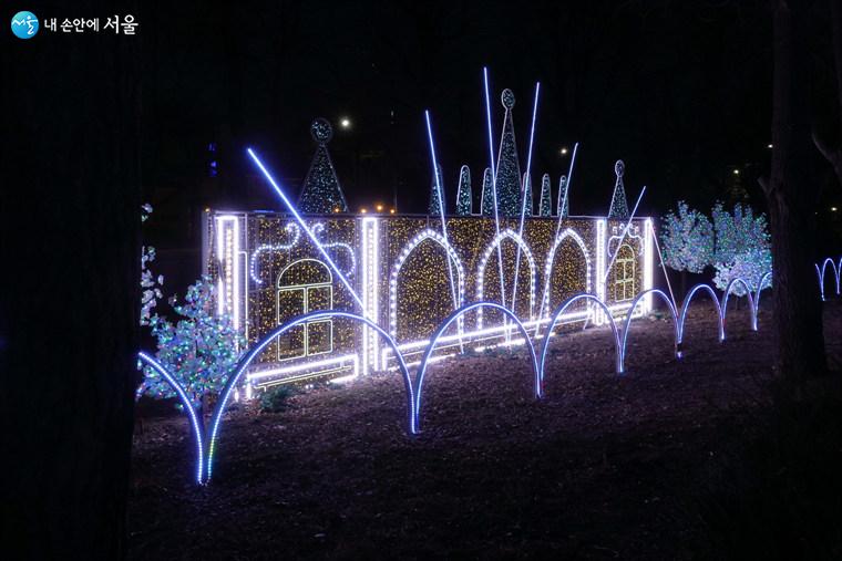 화랑대 철도공원이 밤에는 불빛정원으로 변신을 한다. 전구를 이용한 조명건축물 축제인 루미나리에를 보는 듯하다  Ⓒ김인수