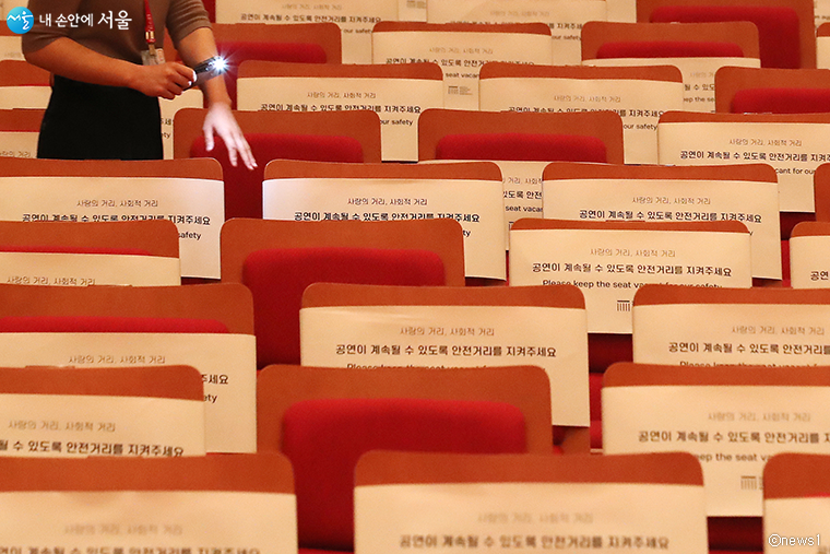 '서울시 예술인 긴급 재난지원금’ 신청은 4월 13일까지 주민등록 소재지 자치구로 하면 된다. 