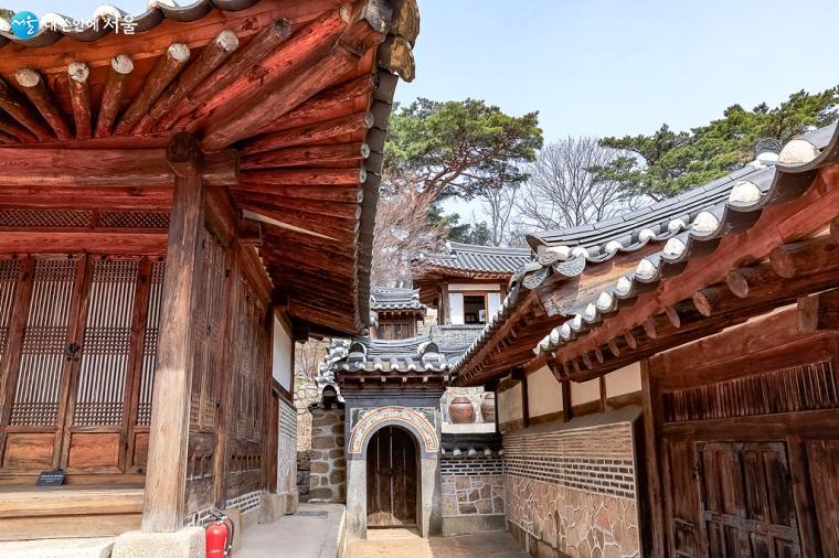 osa kuninkaan isän omistaman 1800-luvun huvilasta Soulissa, vieras- ja ulkorakennus