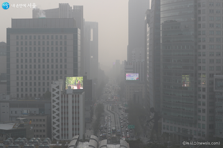 서울에 미세먼지 경보, 초미세먼지 주의보가 동시 발령된 29일, 종로 일대 대기가 탁하다 