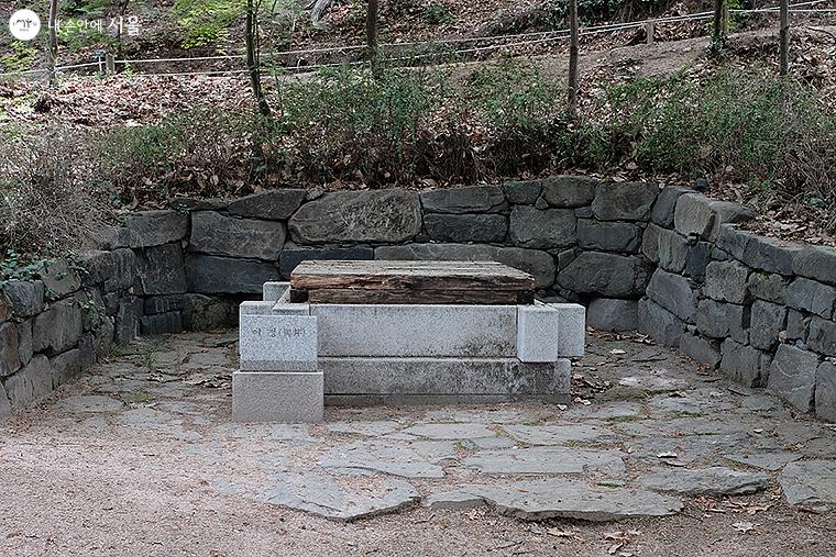 어정(御井). 홍릉에 들렀던 고종이 잠시 쉬며 목을 축이던 곳 ⓒ김아름