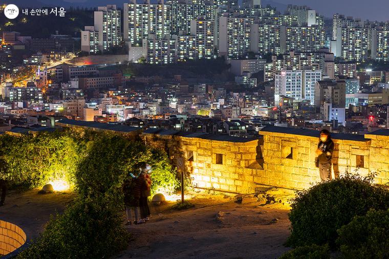 성곽 너머로 서울시내의 변화무쌍한 모습을 감격스럽게 감상할 수 있는 곳 ⓒ문청야