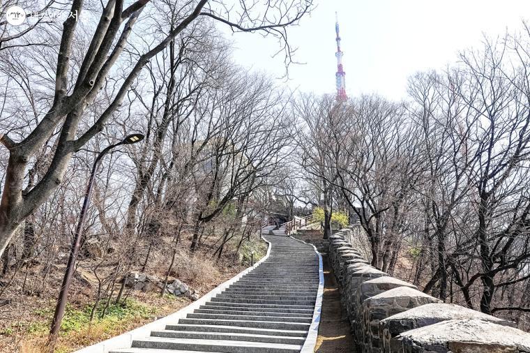 남산 정상에 위치한 N서울타워까지 오르막 계단이 계속 이어지고 있다. 