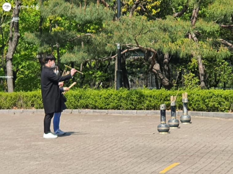 피금정 앞 공터에서 다양한 민속놀이를 즐길 수 있다. ⓒ김재민