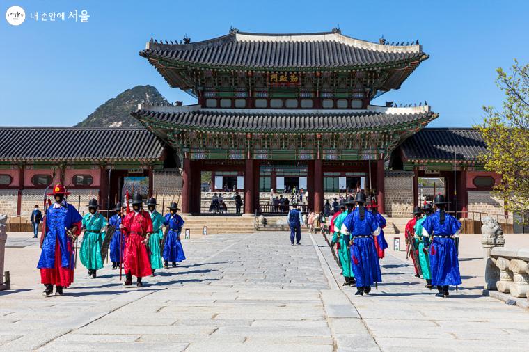 흥례문 앞에서 바라본 근정문. 근정문은 흥례문 다음 세 번째 문으로 정전으로 가는 주 출입문의 역할을 하였다 ⓒ이재연  