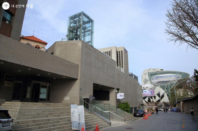 세실극장 골목은 덕수궁 돌담길 미개방 구간 개통과 서울도시건축전시관 개관으로 많은 시민들이 오가게 되었다. 