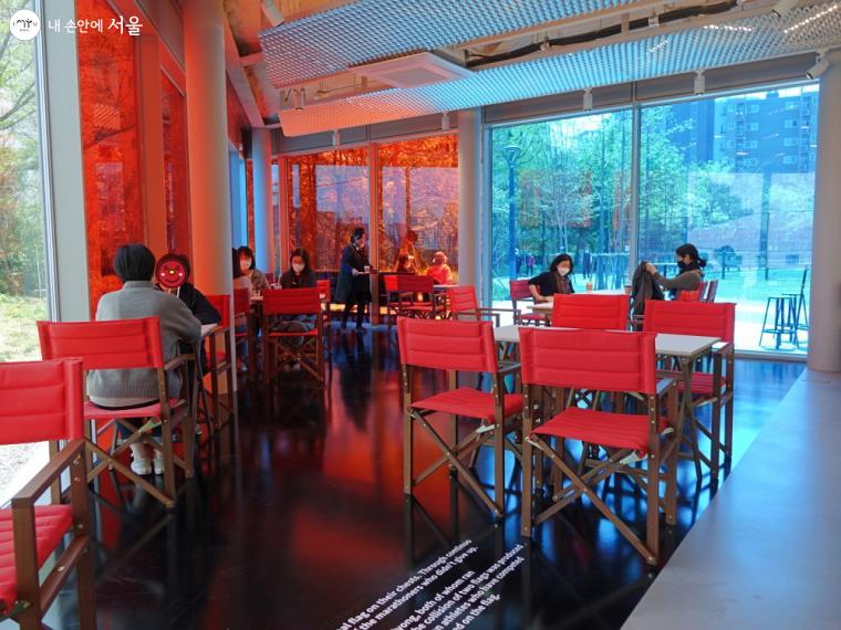 카페 내부는 역동적인 힘이 느껴지는 색채로 꾸며졌다. ⓒ이선미 