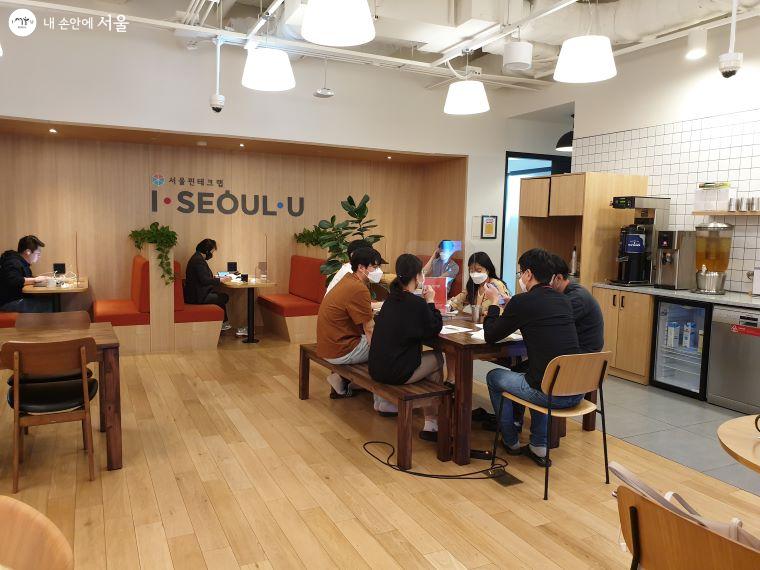 서울핀테크랩은 핀테크 스타트업 직원들로 활기가 넘친다.