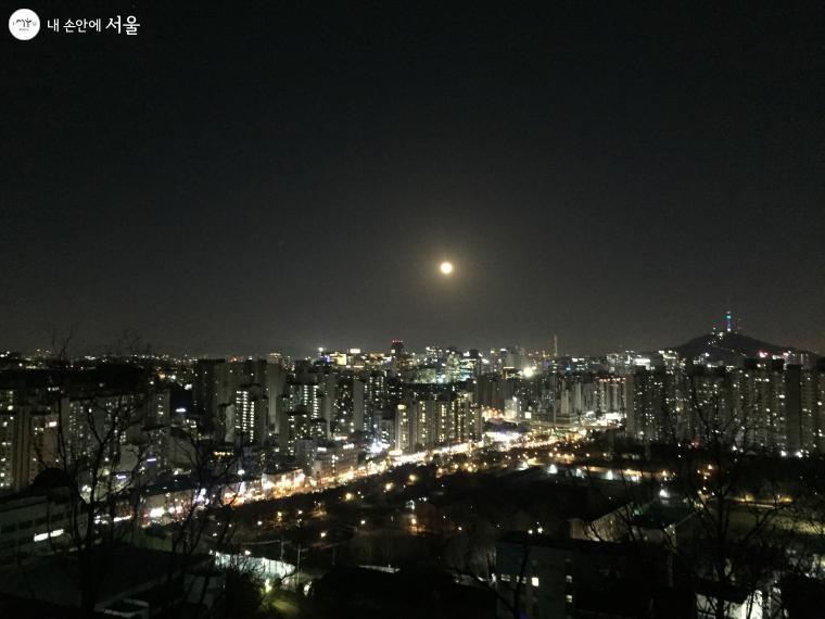 서대문구 안산에서 내려다 본 서울의 야경 ⓒ최태정
