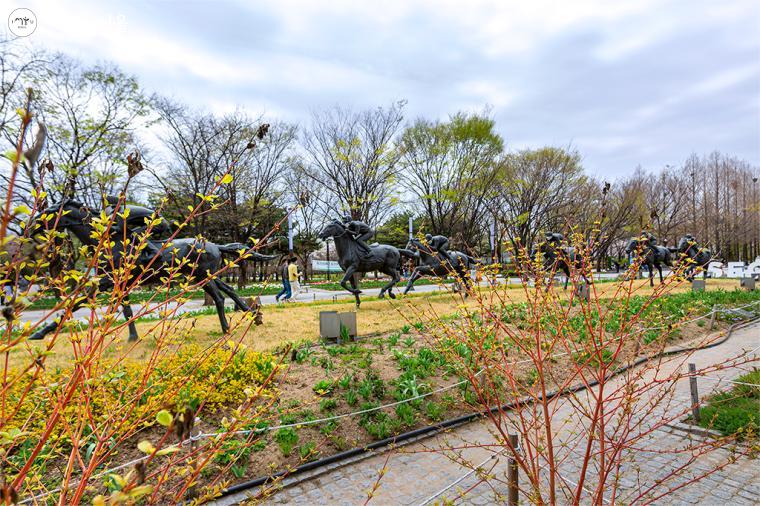 2번출구로 들어오면 서울숲광장이 보이고 군마상이 보인다. 경마장이었던 서울숲의 역사성을 드러내는 ‘군마상’ ⓒ문청야