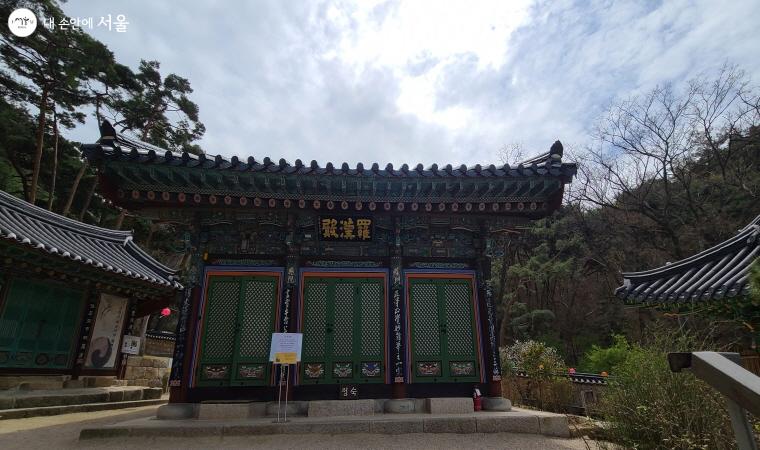 소조 석가삼존상, 소조 16나한상, 영산회상도 등 서울시 유형문화재가 봉안된 나한전