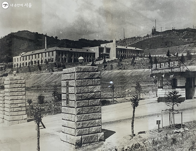 1955년 부산에서 서울로 이동한 해병대 사령부 (정문, 사령부 본관, 초대교회가 한눈에 들어오는 모습)