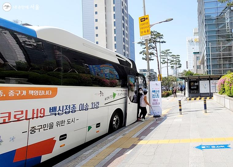 집 근처에서 셔틀버스를 타고 예방접종센터로 온 어르신들.ⓒ김윤경