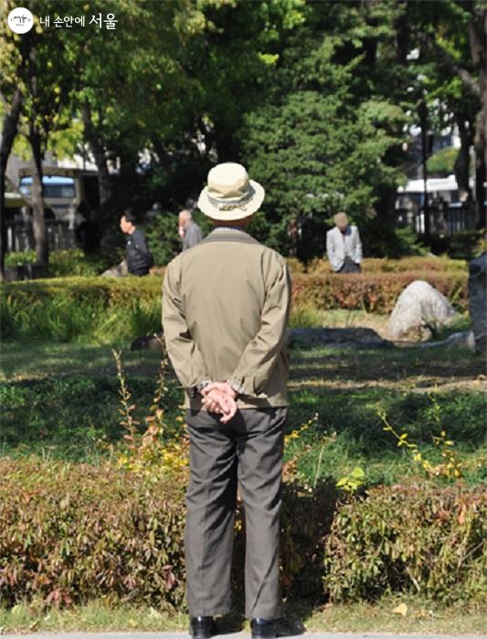 고독사 문제가 사회적 이슈로 대두되고 있다. 