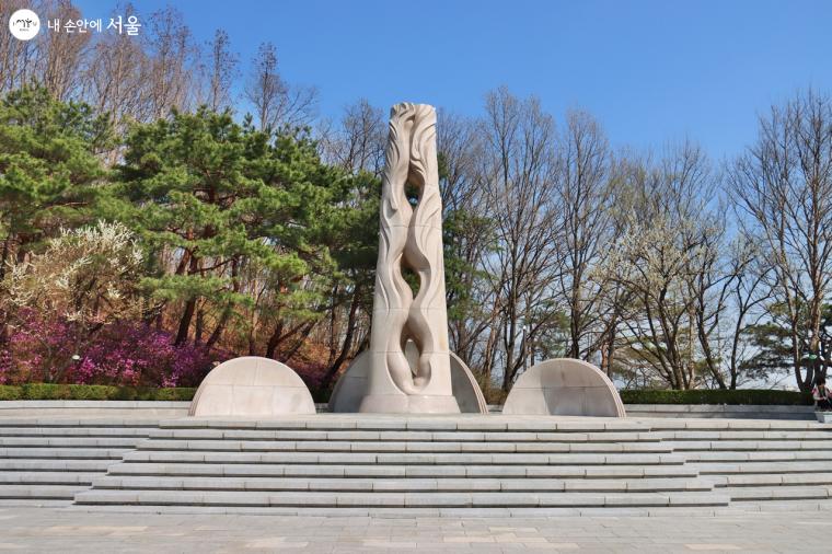 분향소에서 뒤돌아보니 오형태 작가의 ‘정의의 불꽃’이라는 석탑이 보인다 ⓒ정향선