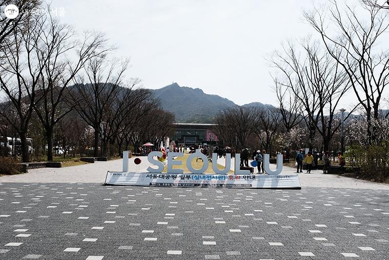 서울대공원 만남의광장에 조성된 야외조각 전시회 <HAPPY NEW 21> ⓒ김아름