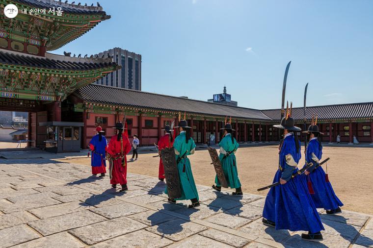 마침 조선 시대 복장을 한 수문장 교대식에서 궁을 지키는 늠름한 모습을 만날 수 있었다 ⓒ이재연    