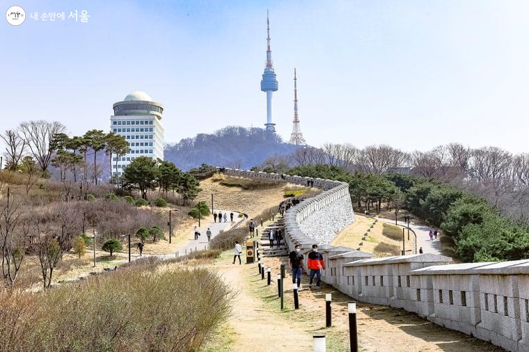 남산N서울타워를 바라보며, 한양도성 성곽을 따라 걷는 길. 