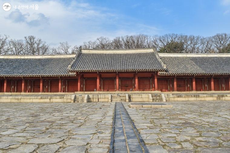 ﻿조선시대 역대 임금과 왕비의 위패를 모시는 사당인 종묘 영녕전