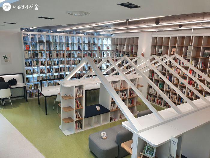 색다르게 디자인된 도서관 내부의 공간들