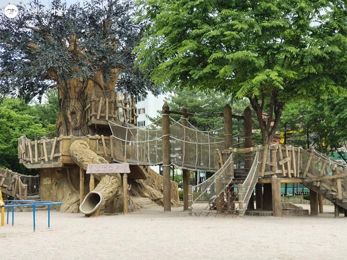 두 개의 나무가 연결돼 놀이터가 된 벌말어린이공원
