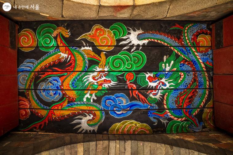 삼문의 3개 홍예문 천장에는 황제를 상징하는 화려한 용 그림이 그려져있다. 사진은 중앙의 어문 천장 그림이다 ⓒ양인억