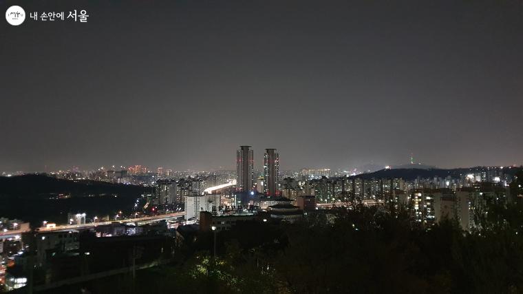 월곡 팔각정에서 보는 서울 야경이 멋지다 ⓒ최지윤