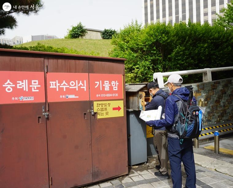 한양도성길 완주 스탬프 지도를 보여준 시민은 넓게 떨어져 걸을  수 있어 좋다고 했다. 