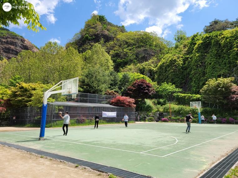 용마폭포공원내에 있는 농구장 ⓒ이경애