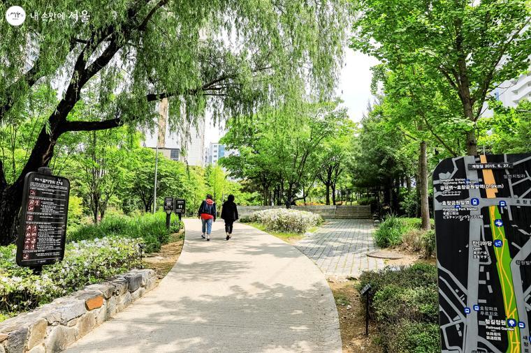 '경의선숲길'에서 산책하는 시민들의 모습도 눈에 띈다. 