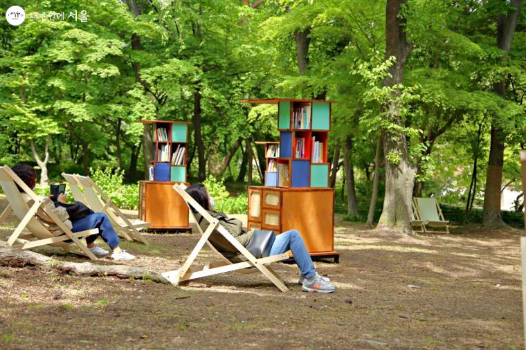숲에 누워 한없이 이완된 자세로 책을 읽어보는 ‘사색의 휴’ 공간 ⓒ이선미 